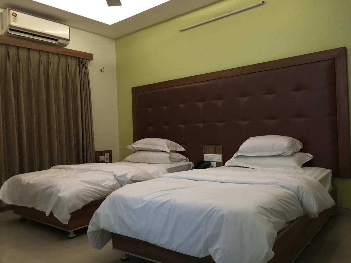 Hotel Executive Szúrat Kültér fotó