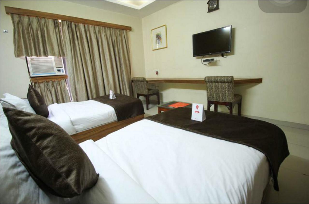 Hotel Executive Szúrat Kültér fotó