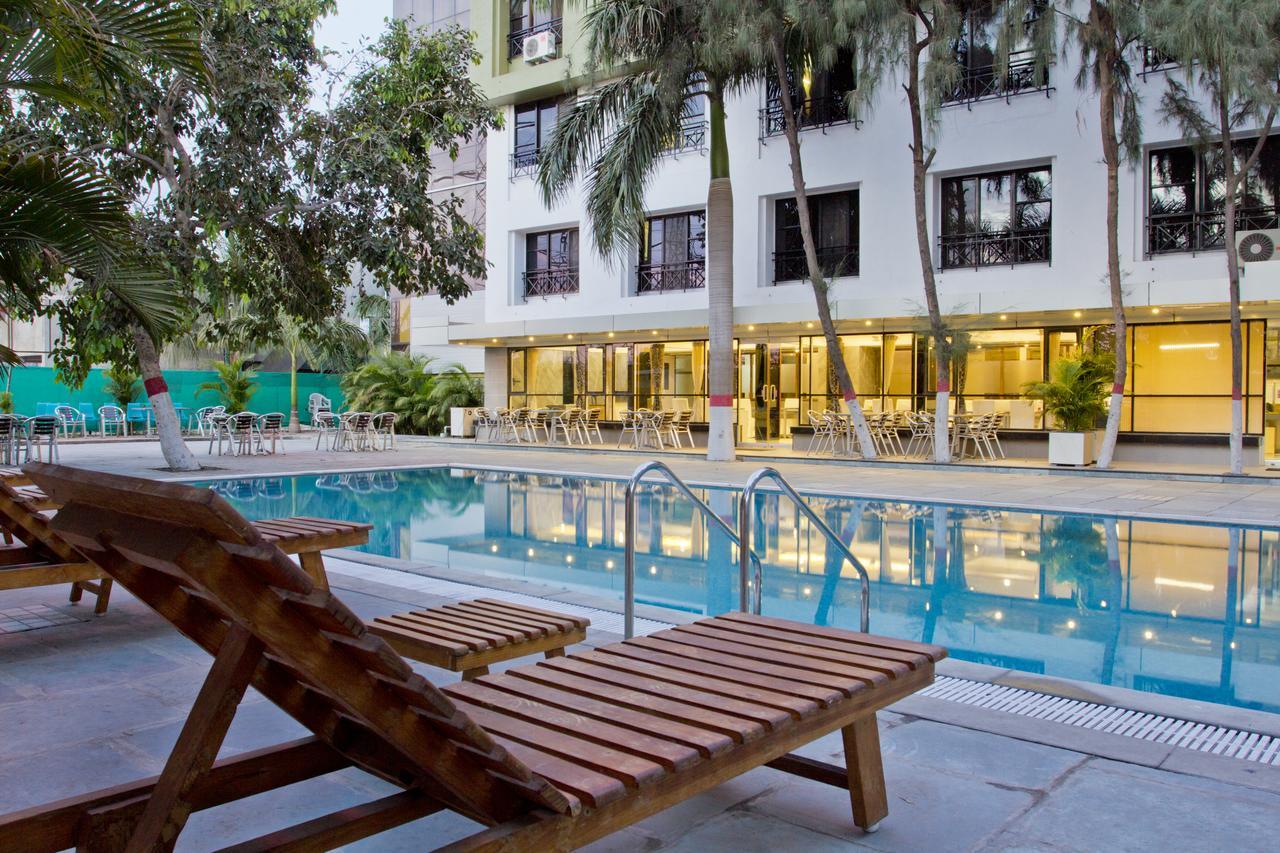 Hotel Executive Szúrat Kültér fotó