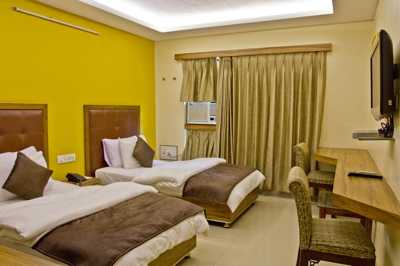 Hotel Executive Szúrat Kültér fotó