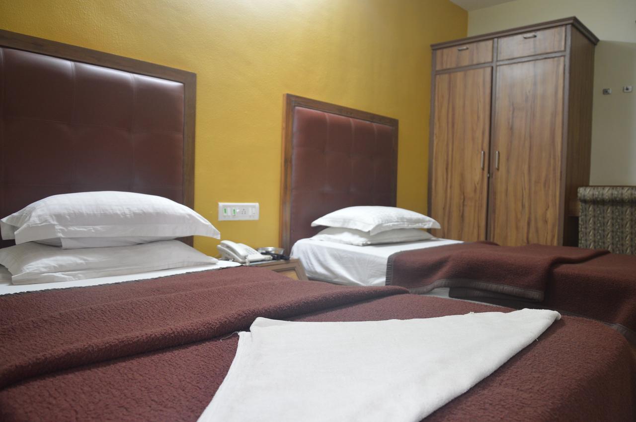 Hotel Executive Szúrat Kültér fotó